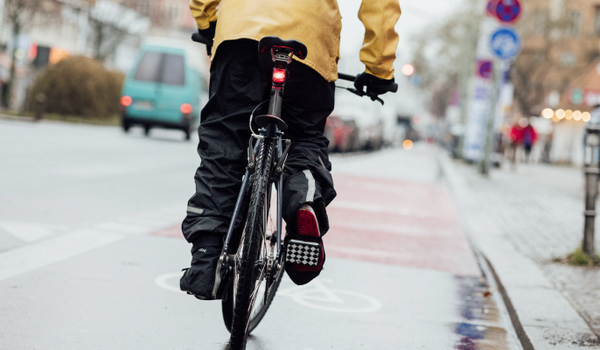Cycling in the rain -Tips for the right equipment - non-slip pedals
